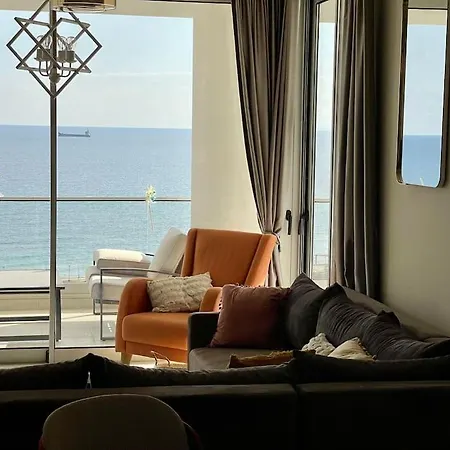 Colourful By The Coast Apartment *